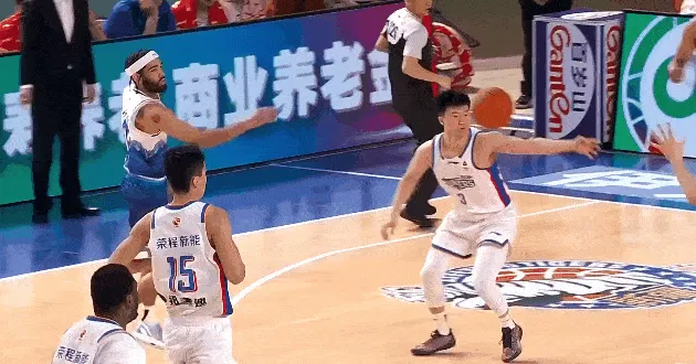 kaiyun-齐麟快攻跟进接球单臂滑翔劈扣，目前4中3得到7分1篮板1助攻